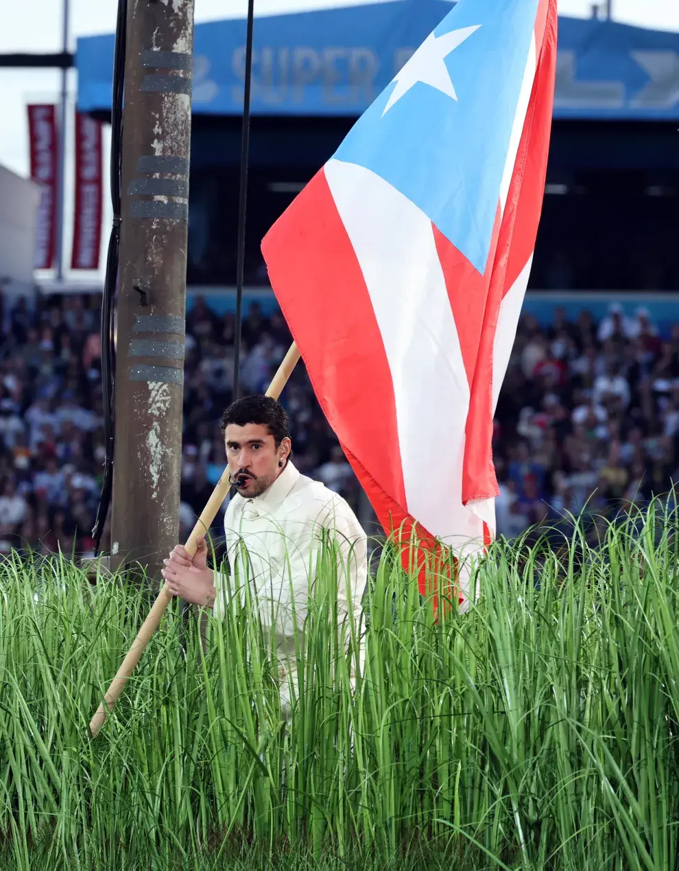 Bad Bunny con la bandera de Puerto Rico en el Super Bowl 2026.
