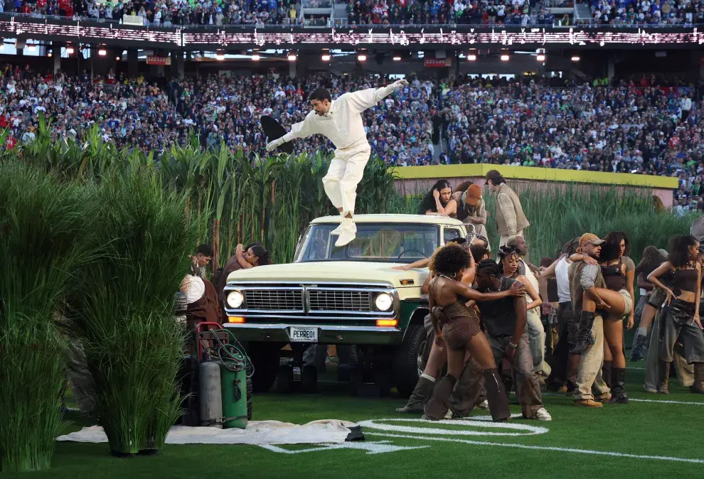 Bad Bunny en el Super Bowl: ¿qué significan los potentes símbolos que aparecieron en su show?