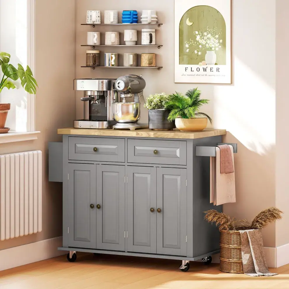 Carros con ruedas, mesas plegables y organizadores extraíbles permiten adaptar el espacio según la necesidad del momento.