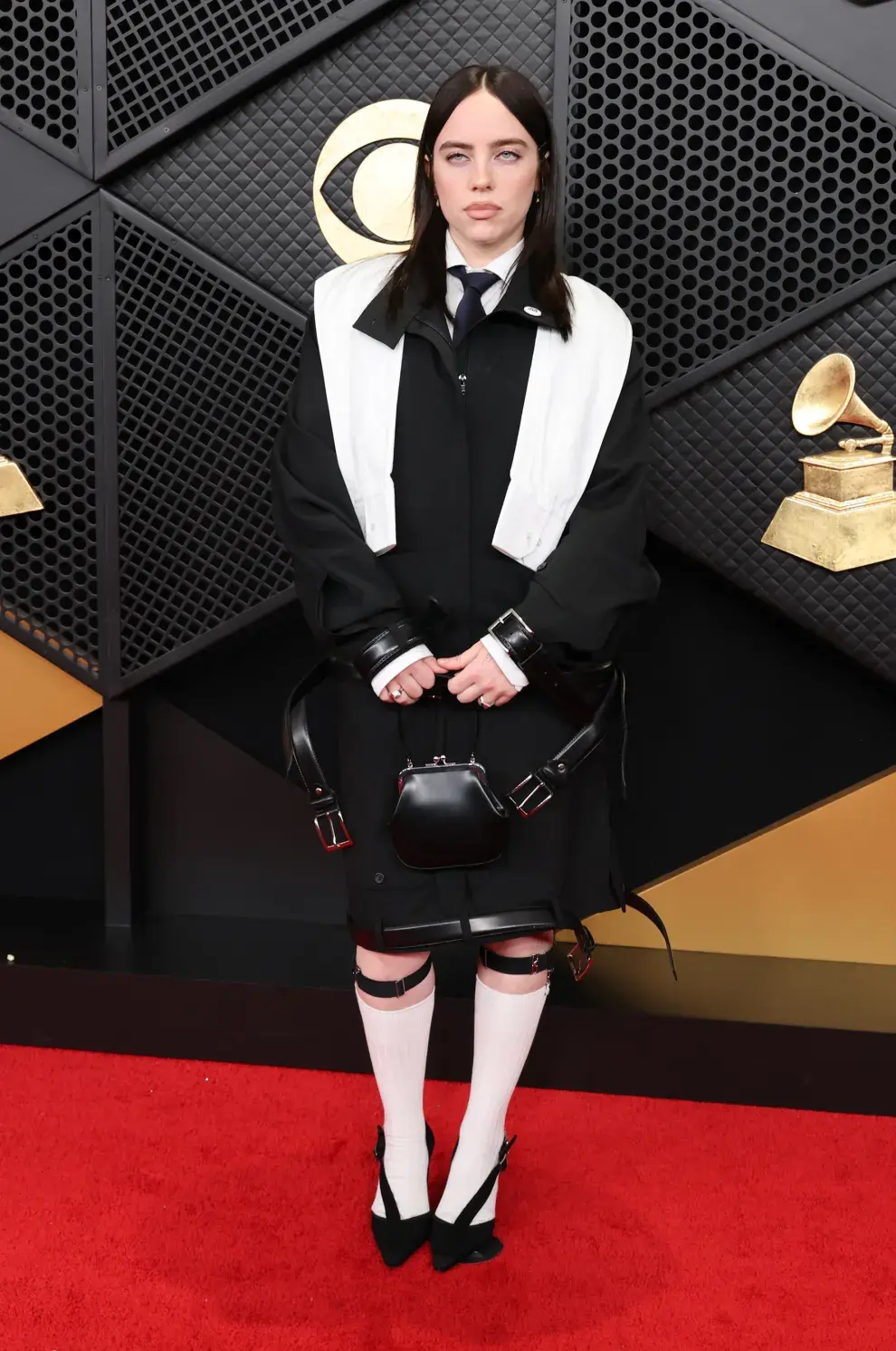 Billie Eilish en la alfombra roja de los Grammy 2026.