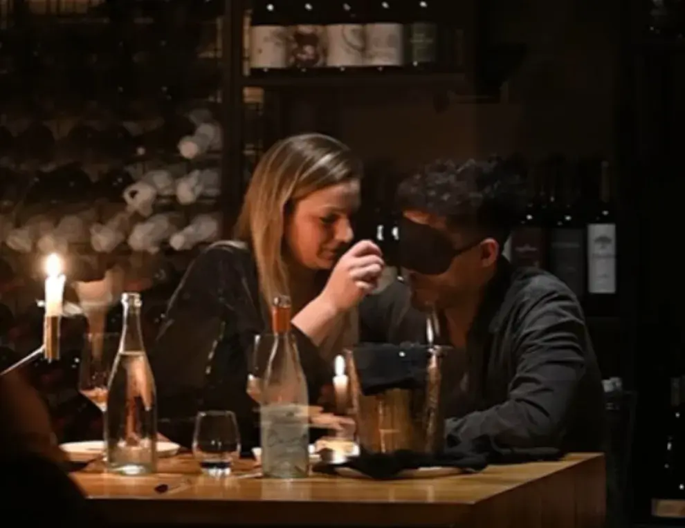 Al momento del postre, que se degusta a ciegas con antifaces, y se invita a compartir en las parejas las respuestas de cada integrante a las consignas de la noche..   