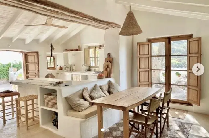 Adiós a las sillas de cocina: el mueble que es tendencia en 2026 por ser más versátil