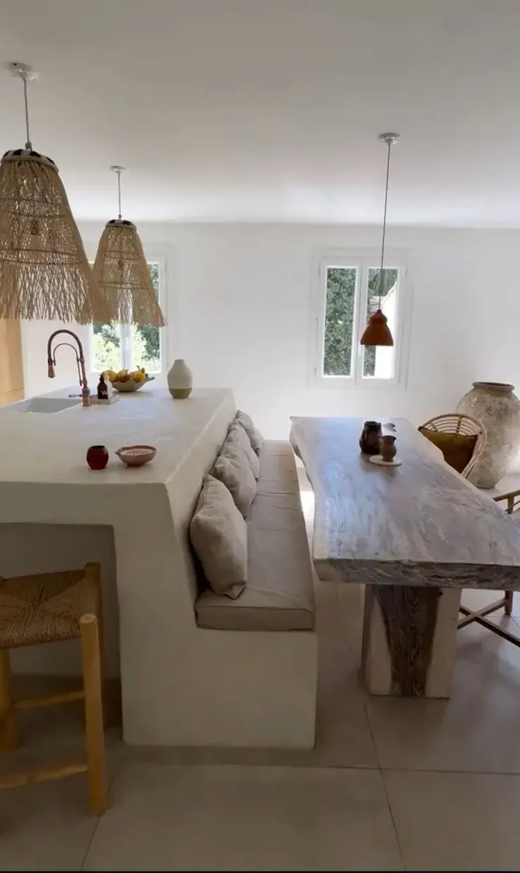 Adiós a las sillas de cocina: el mueble que es tendencia en 2026 por ser más versátil