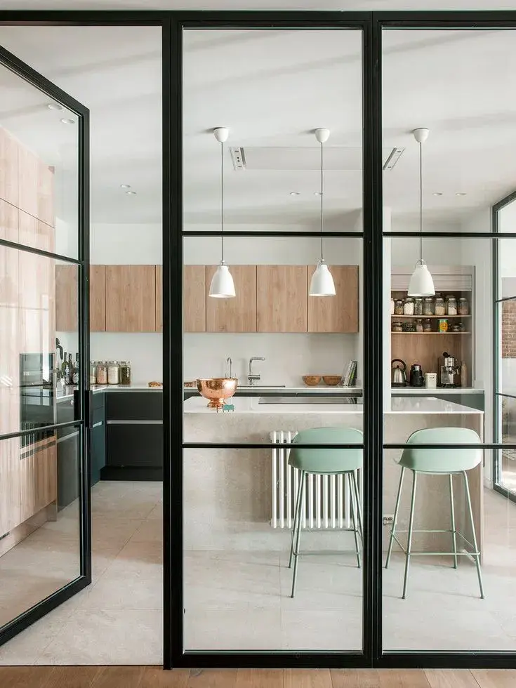 Los espacios completamente abiertos pasaron de moda: ideas para separar tu cocina integrada