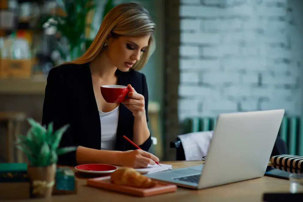 Foto de mujer trabajando.
