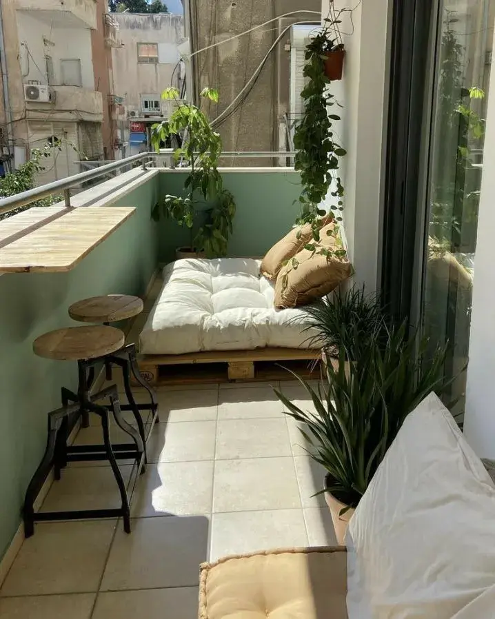 Balcones mini: cómo convertir pocos metros en un ambiente extra
