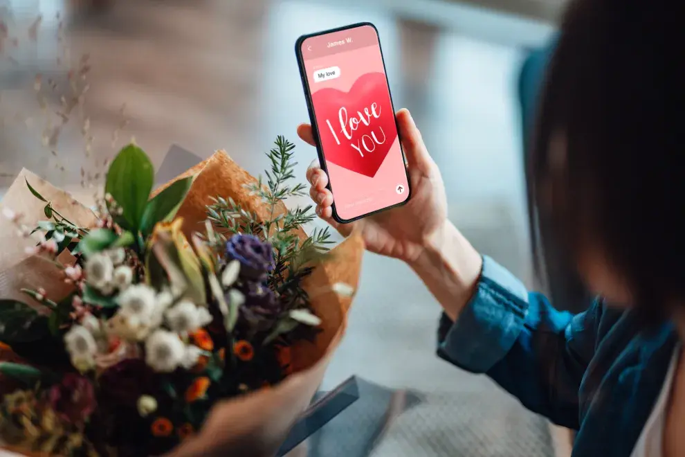 Foto de mujer enamorada.