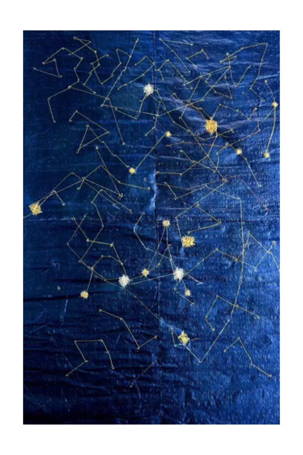 El ojo en el cielo de Elia Gasparolo es un bordado con hilos de lurex sobre silobolsa.