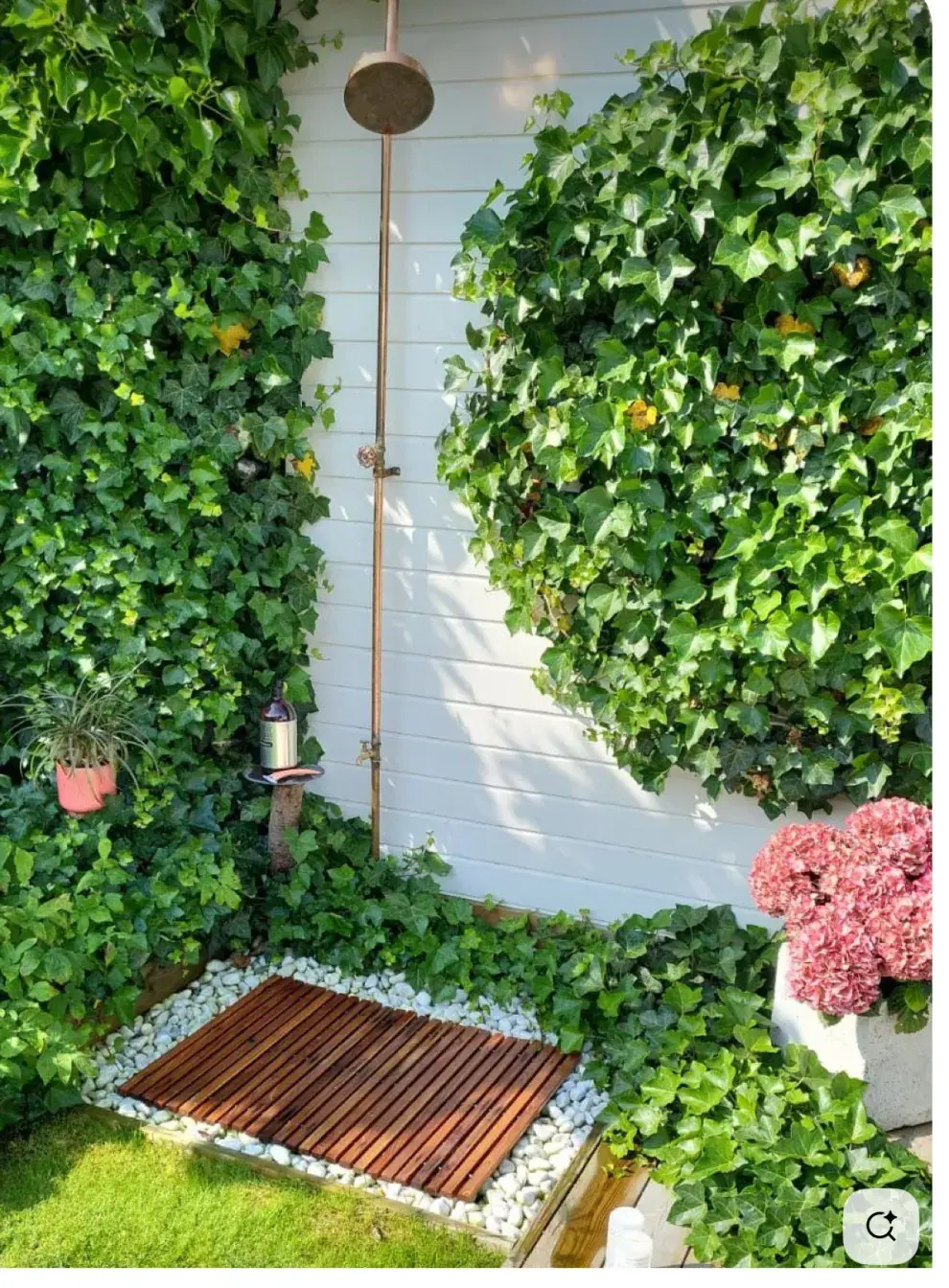 Si hay un elemento que eleva cualquier solárium, es la ducha exterior.