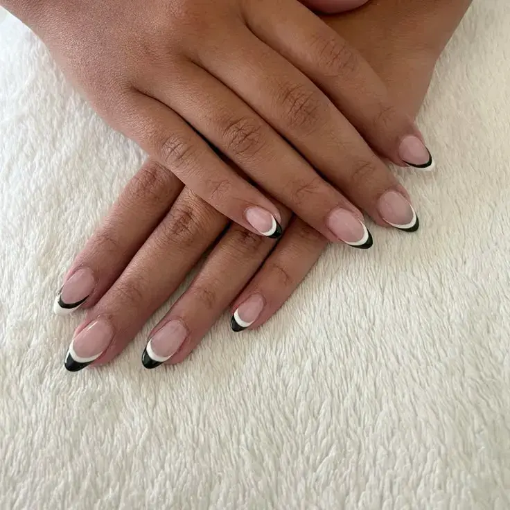 Francesitas blancas y negras: el diseño de uñas súper clásico que se reinventa esta temporada