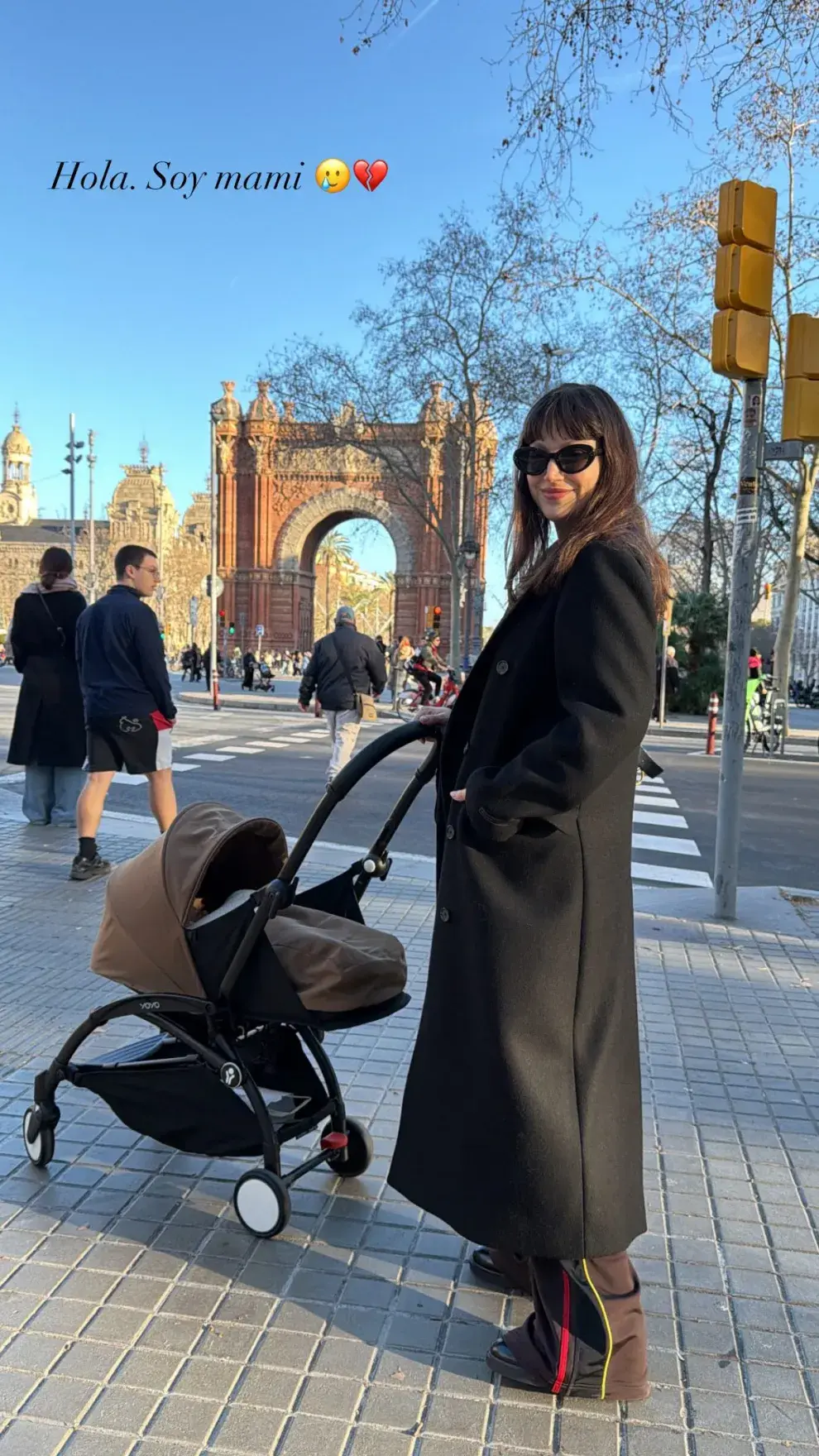 En la primera salida pública junto a su hijo Dante, Úrsula Corberó fue fotografiada en Barcelona con un cochecito Stokke YOYO