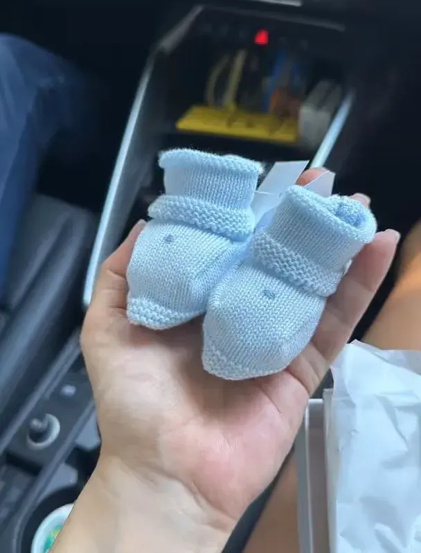 ¿Un nene? Los escarpines azules que mostró Úrsula Corberó en Instagram y que despertó los rumores sobre el sexo de su primer hijo.