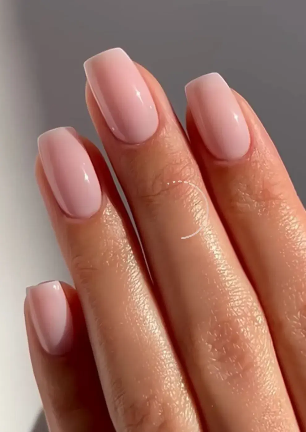 La babydoll manicure no es solo una tendencia pasajera. Su estética refinada la convierte en una opción versátil que dialoga con cualquier estilo, desde un vestido vaporoso hasta un traje sastre.
