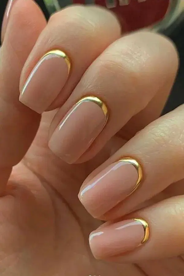 Foto de  French invertido luminoso: marco sutil en la cutícula.