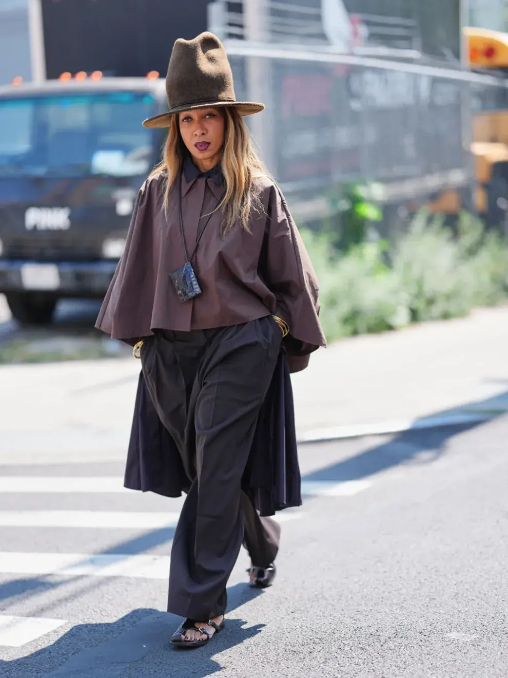 Esta creación tiene la forma de un pequeño bolso o cartera, pero se lleva alrededor del cuello como una joya.