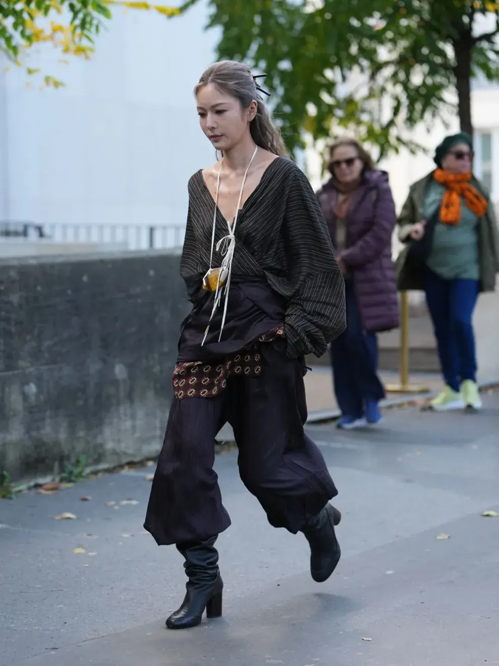 En una época en la que lo nostálgico se fusiona con lo minimalista, surge una pieza capaz de sintetizar ambas corrientes: el collar pouch.