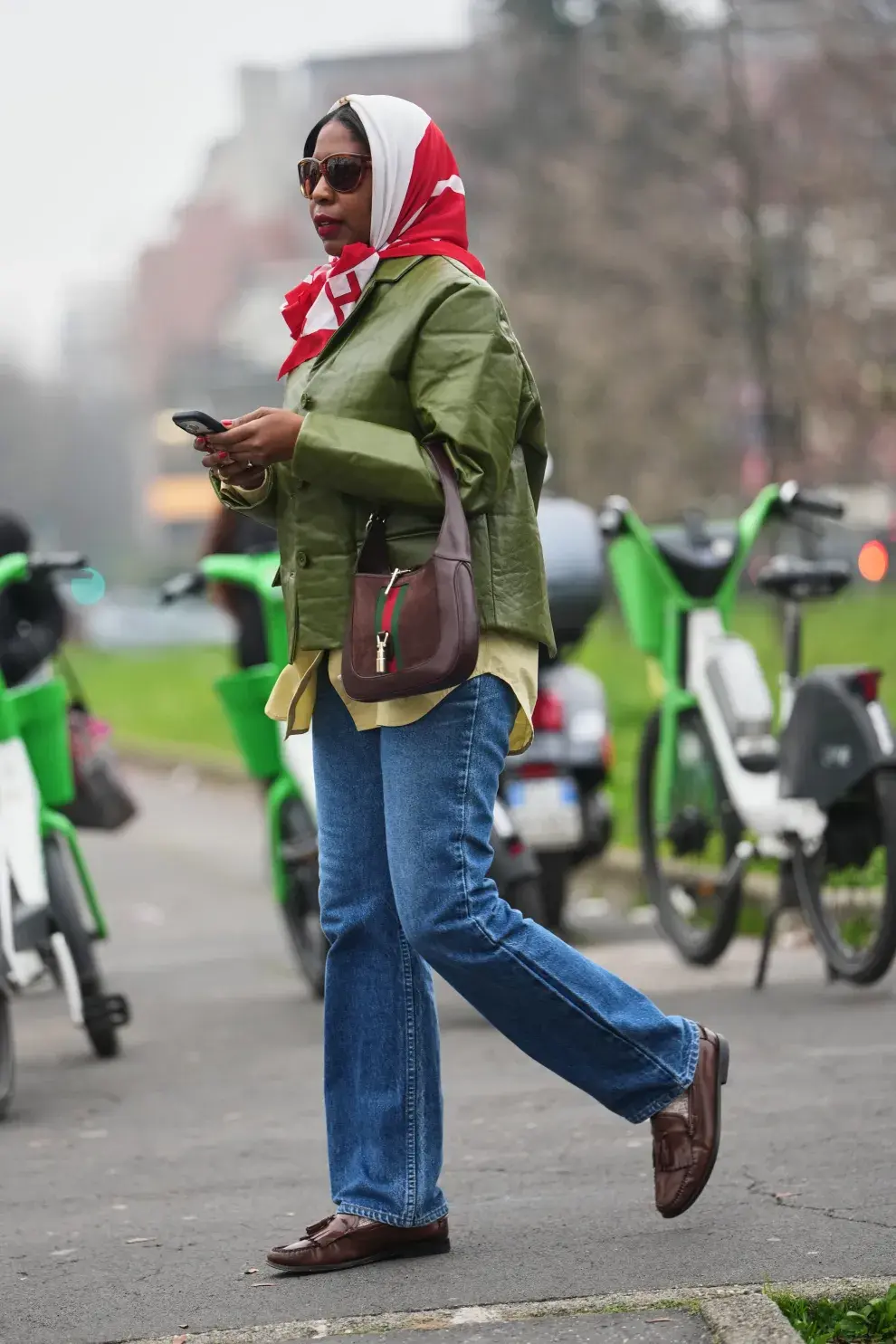 Los pañuelos regresan con fuerza, listos para cubrir la cabeza y sumar estilo en cualquier ocasión