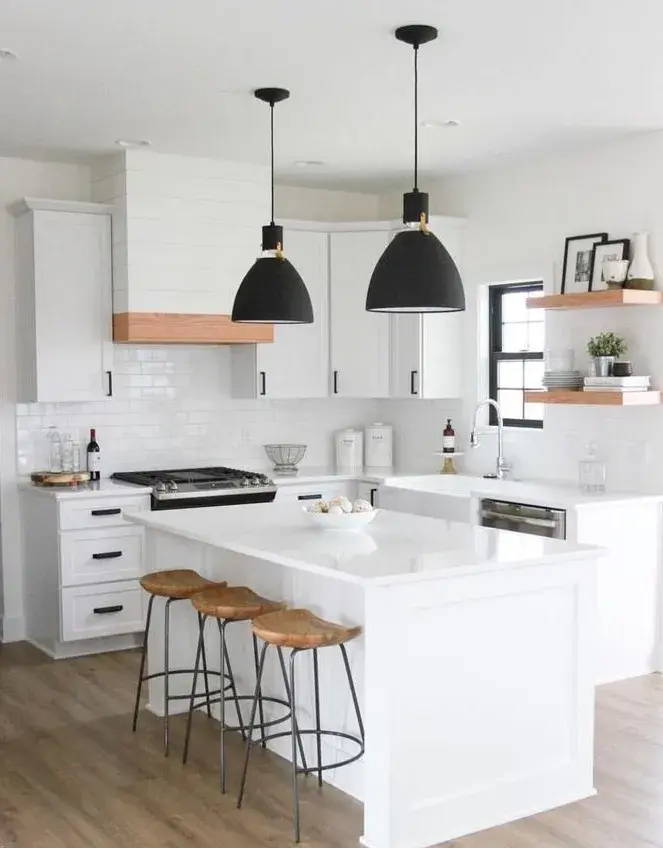 Iluminación estratégica como protagonista del diseño en cocinas pequeñas.