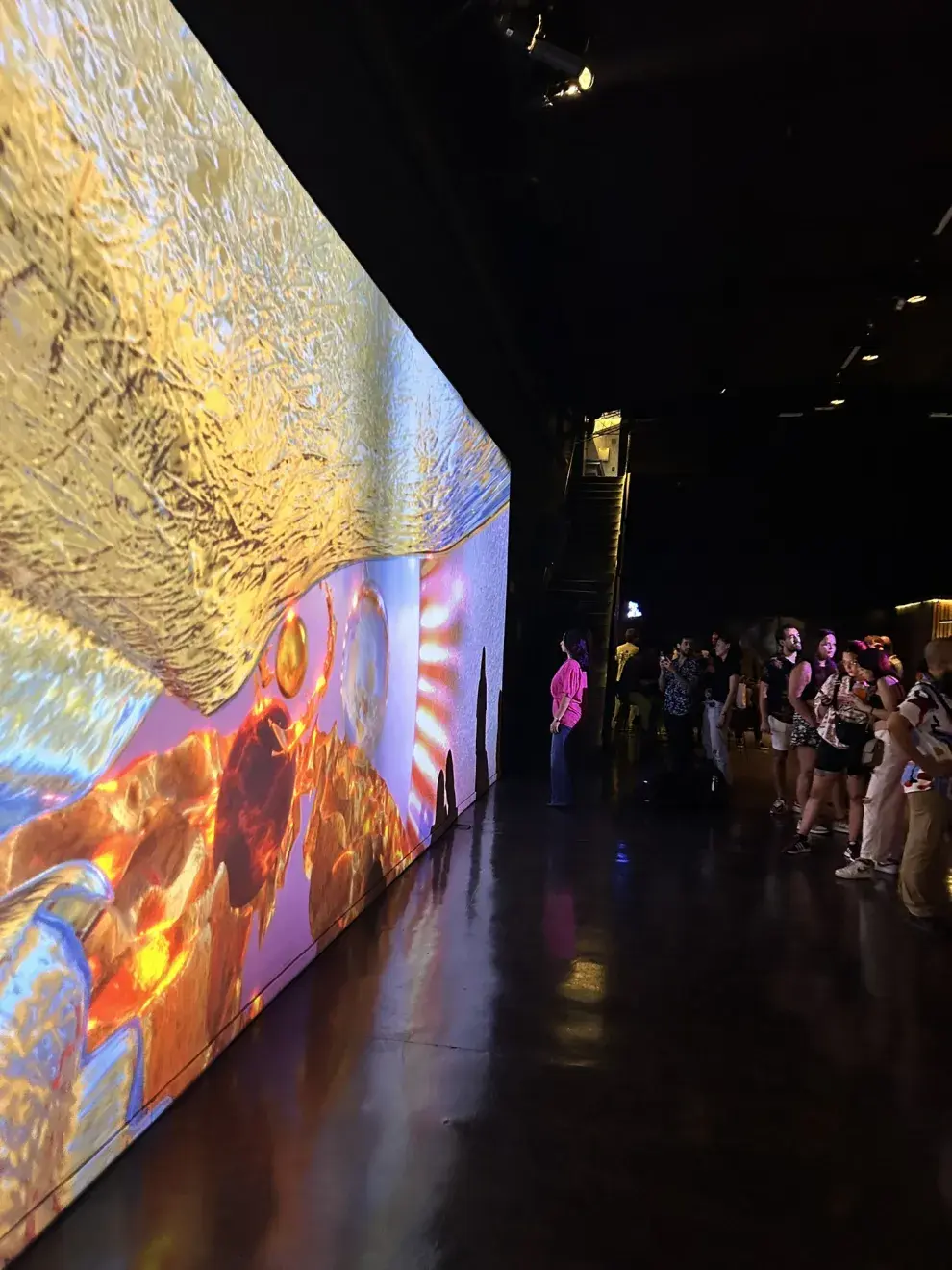 Esferas Digitales contiene imágenes que fueron concebidas para domo y fueron adaptadas a la superficie plana como se aprecia en ArtLab Galería.