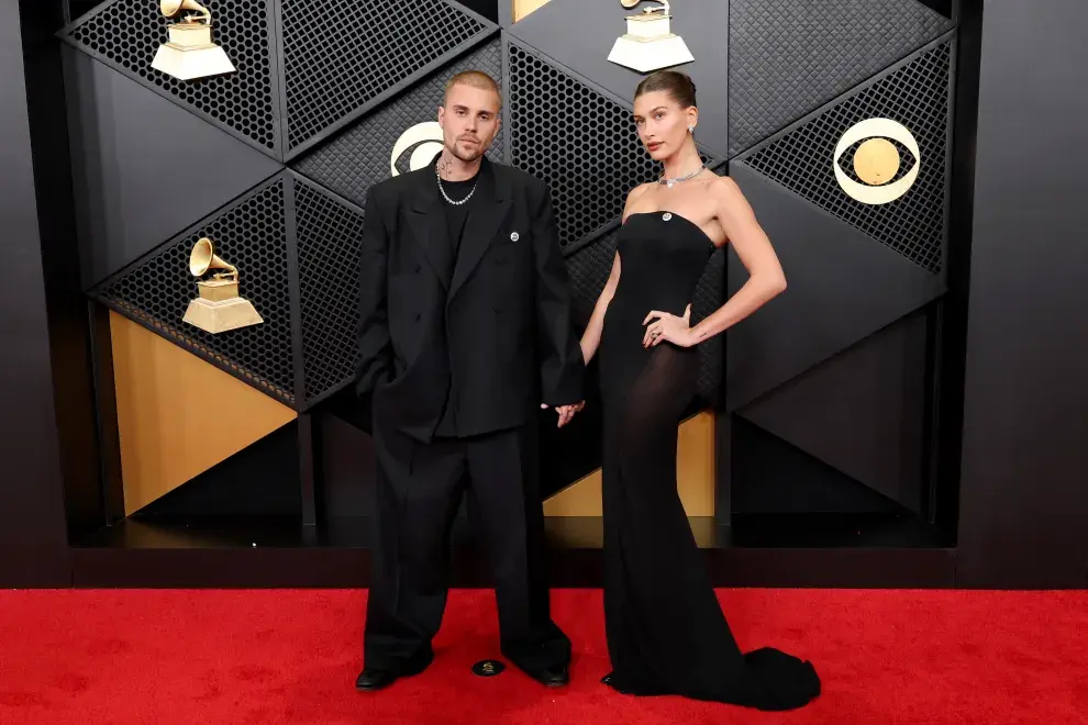 Justin Bieber y Hailey Bieber en la alfombra roja de los Grammy 2026.