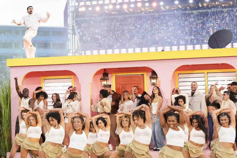 "La casita" de Bad Bunny en el Super Bowl se llenó de estrellas latinas, de Pedro Pascal a Karol G.