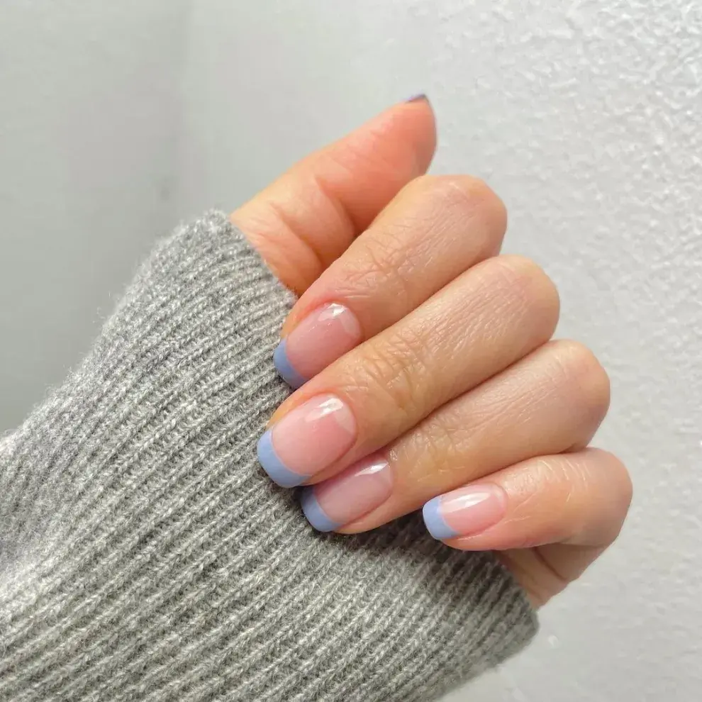 Manicura francesa 2026: el uso de colores estratégicos para la piel.