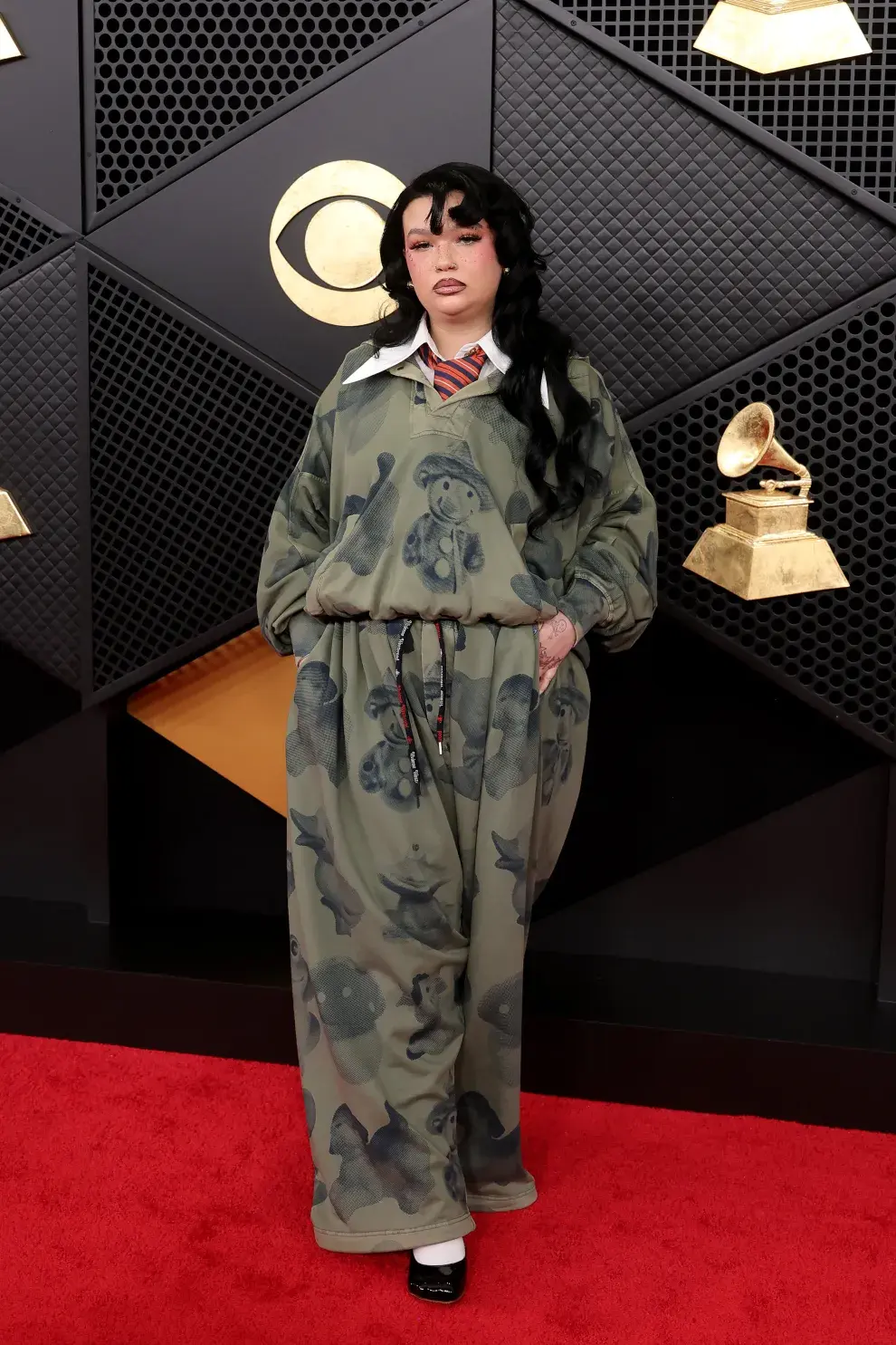 Lola Young en la alfombra roja de los Grammy 2026.