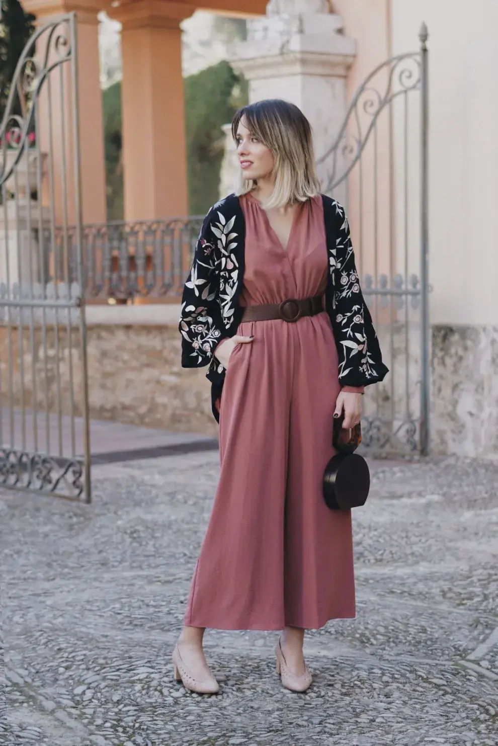 Una semana de outfits con este armario cápsula de calor: sábado.