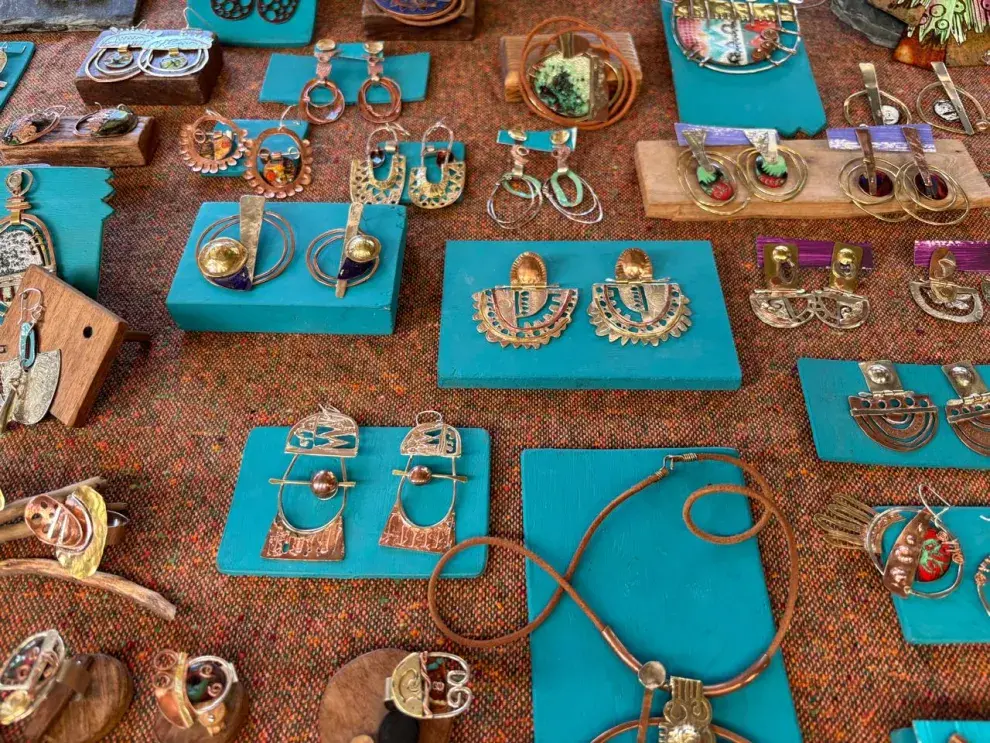 Las joyas que Lulila crea y ofrece en ferias.