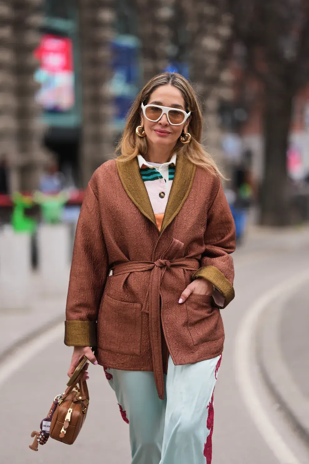 Los lentes de colores son tendencia, incluso en invierno. 