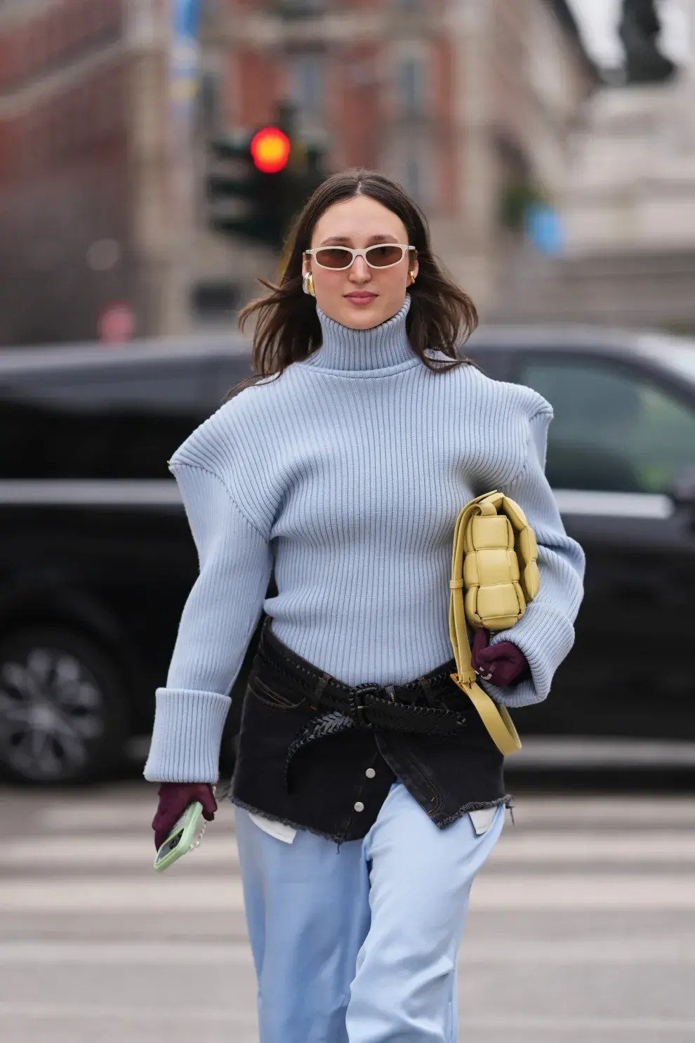 La superposición, que ya venía marcando tendencia en las pasarelas de Londres, terminó de consolidarse en el street style italiano. 