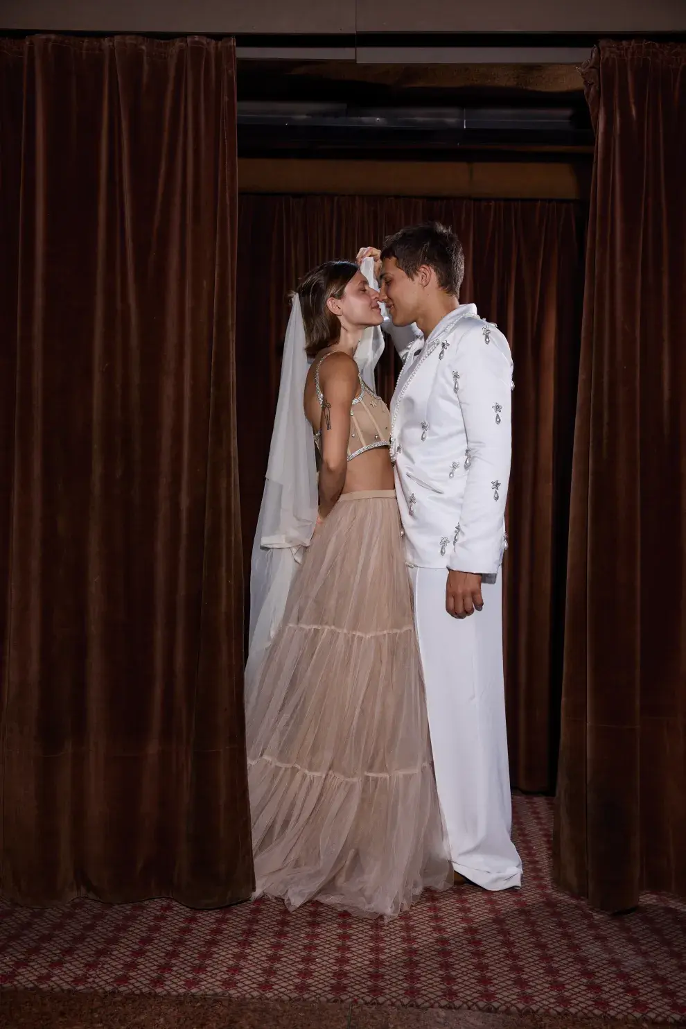 TOMÁS: TRAJE CON  PERLAS (LÓPEZ ATELIER),  MOCASINES (GUIDO,  $256.000). 