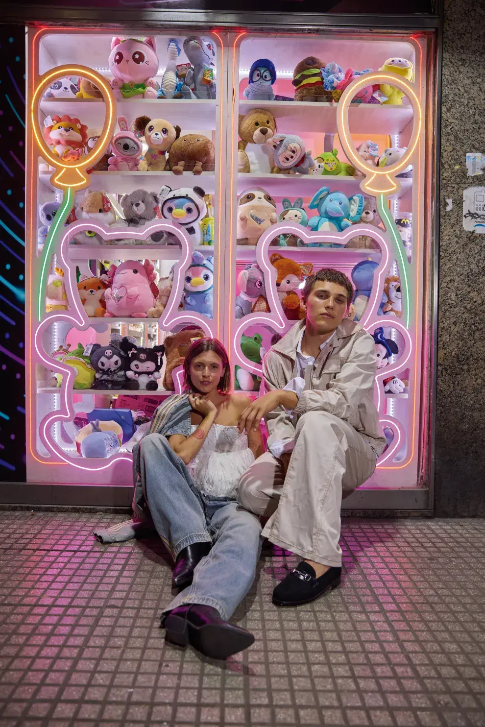 VALENTINA: CAMPERA Y JEAN  (ADIDAS, $239.999 Y $209.999),  CORSET (NURIA BUENO), BOTAS  (PRÜNE, $159.000). TOMÁS: CHAQUETA, PANTALÓN  Y CAMISA (MUSEII, $150.000,  $126.000 Y $78.400),  MOCASINES (GUIDO, $256.000)