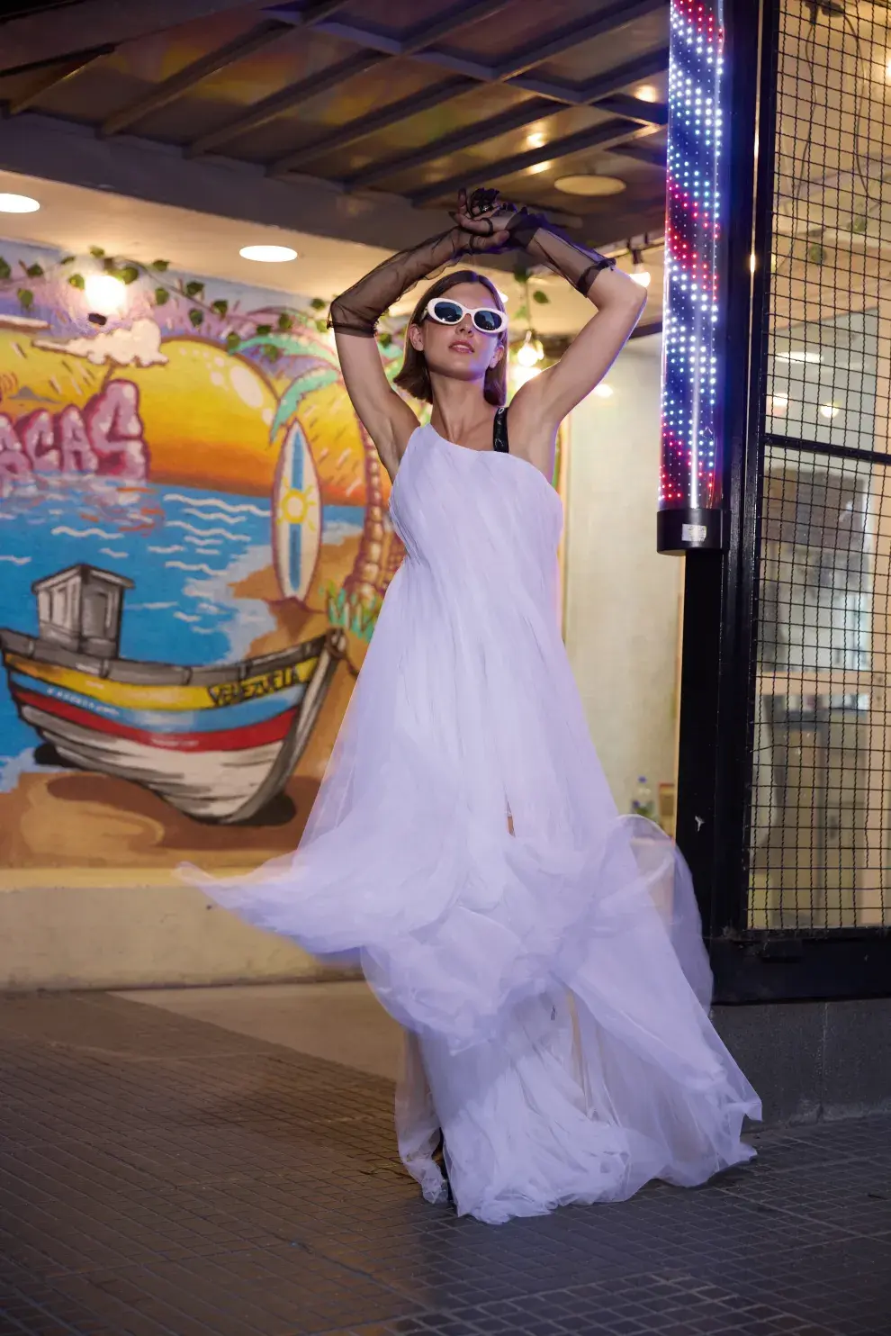 VALENTINA: VESTIDO  (NURIA BUENO), BOTAS  (PRÜNE, $159.000),  ANTEOJOS VINTAGE (JUAN PÉREZ), ANILLO  (GINGER JOYERÍA,  $320.000). 