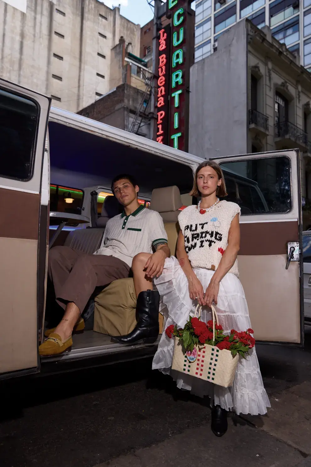 VALENTINA: CHALECO BORDADO  Y CARTERA (PALOMA  TEJIDOS, $100.000  Y $70.000), FALDA  (ALLÔ MARTÍNEZ,  $110.000), COLLAR  (POSH JOYAS,  $29.990), BOTAS  (PRÜNE, $159.000). TOMÁS: PANTALÓN  Y CHOMBA (BOLIVIA,  $149.899 Y $127.525),  MOCASINES (GUIDO). 