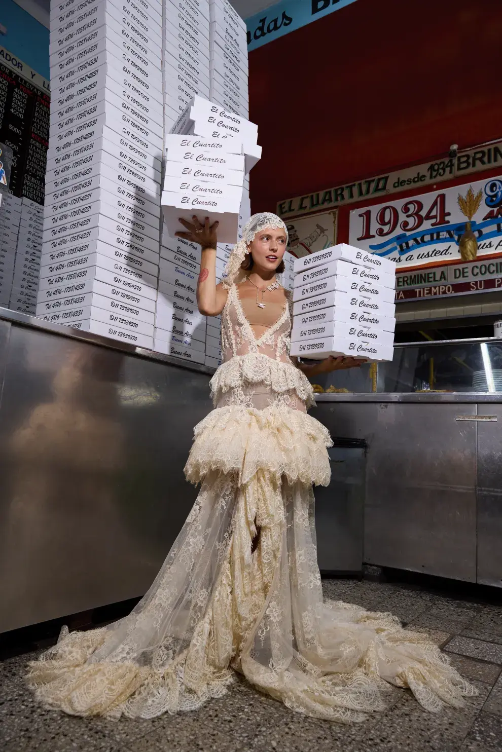 VALENTINA: VESTIDO DE  ENCAJE (LUISINA ATELIER),  COLLAR (GINGER JOYERÍA,  $450.000).