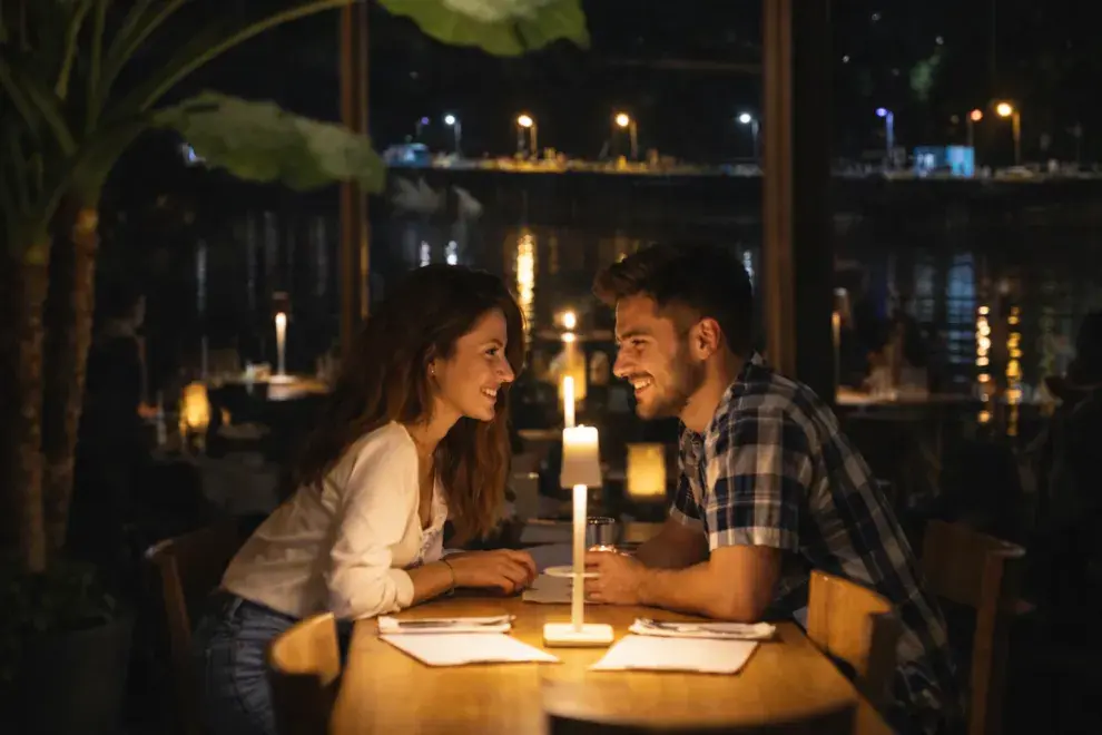 pareja comiendo a la luz de las velas