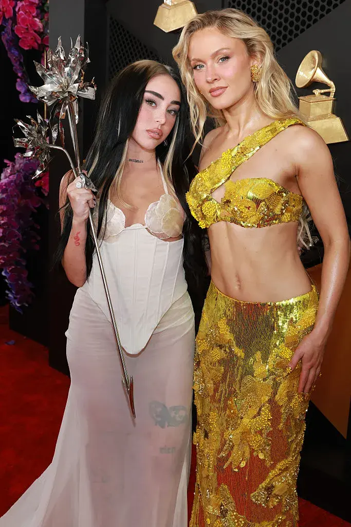  Nicki Nicole and Zara Larsson en la alfombra roja de los Grammy 2026.