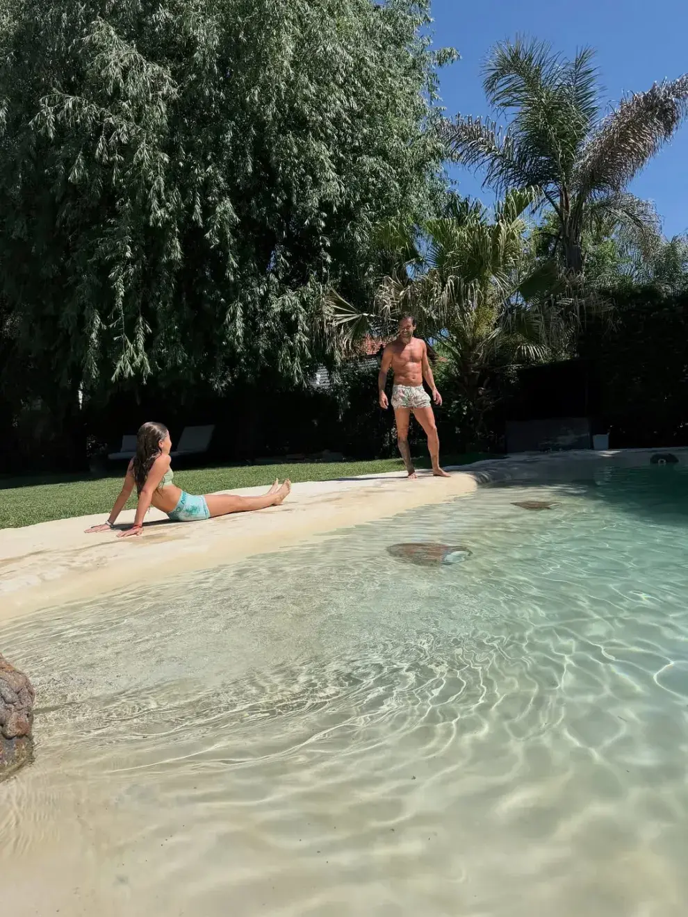 Foto de Nicolás Cabré en su pileta estilo playa.
