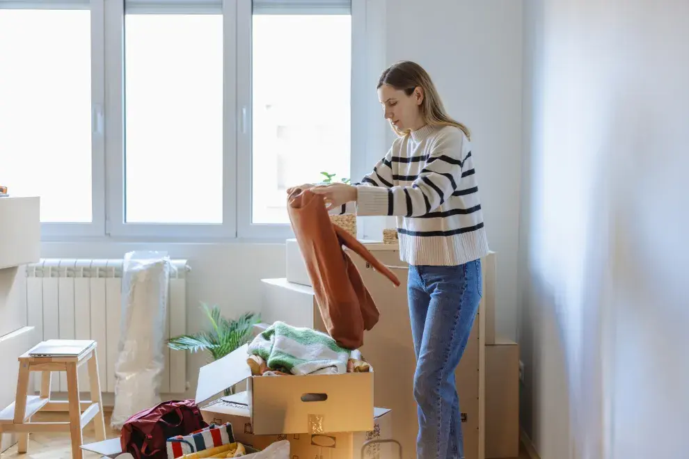 Cómo organizar un placard chico: el sistema de 3 pilas que funciona