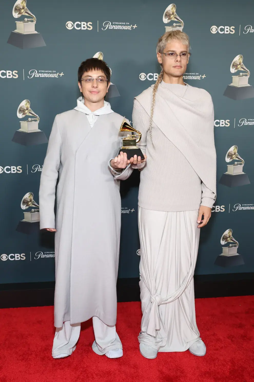 Paco Amoroso y CA7RIEL en la alfombra roja de los Grammy 2026.