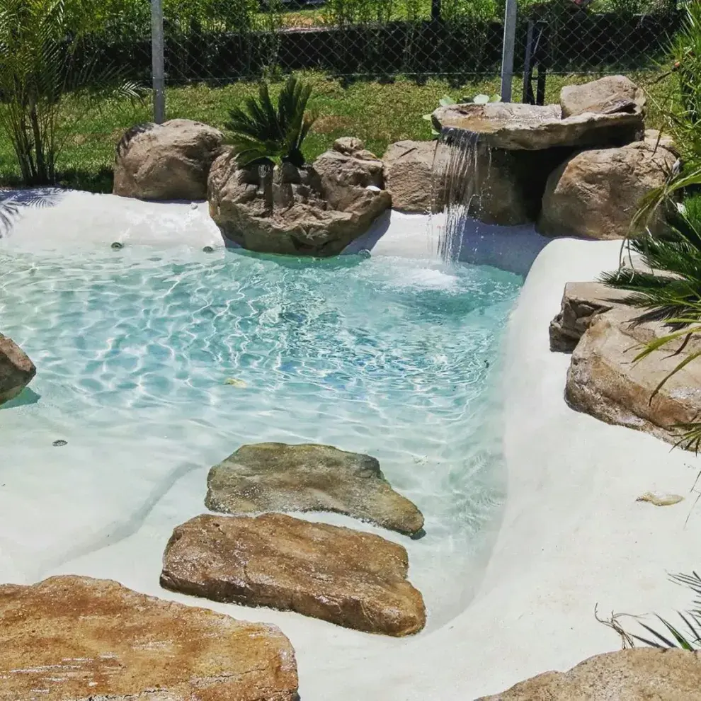 Foto de una pileta de arena tipo playa.