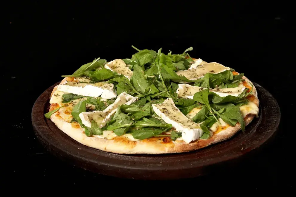 PIZZA DE QUESO BRIE Y RÚCULA