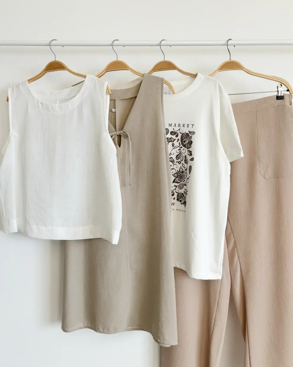 Prendas de verano en colores neutros pensadas para combinar fácil y durar temporada tras temporada.