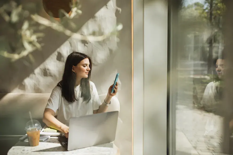 Foto de mujer trabajando.