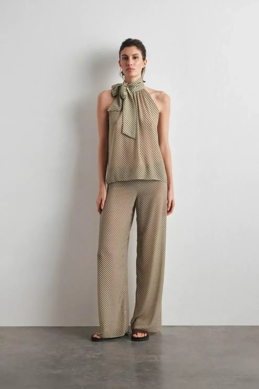 Pañuelos de verano, al cuello en otoño: compras inteligentes de febrero.