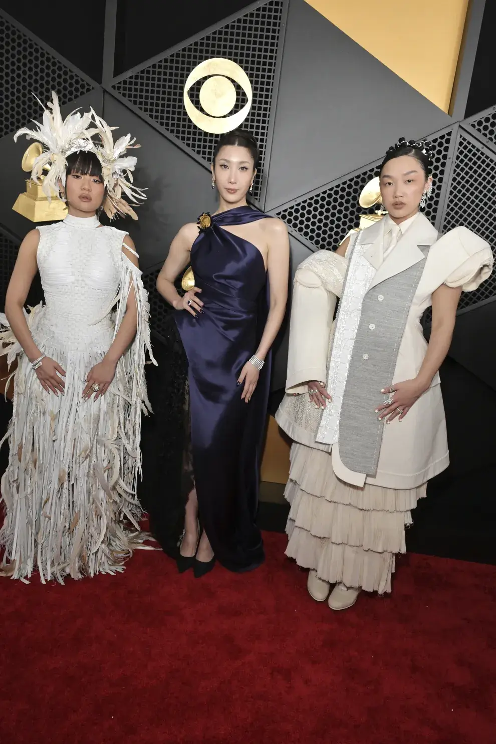 Rei Ami, EJAE, y Audrey Nuna, de Las guerreras K-pop, en la alfombra roja de los Grammys 2026.