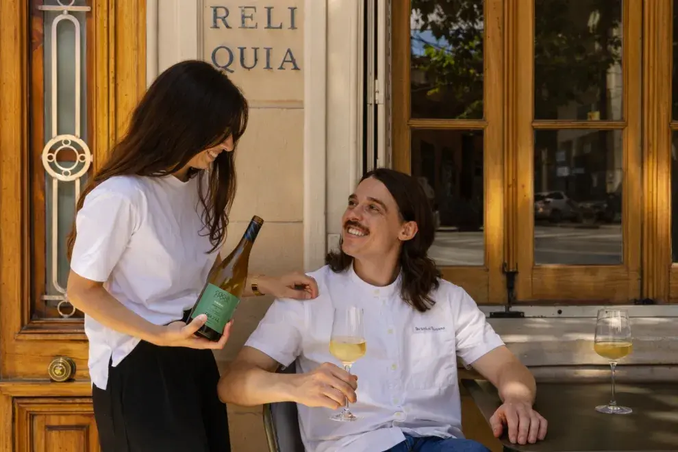 moza y comensal en restaurante