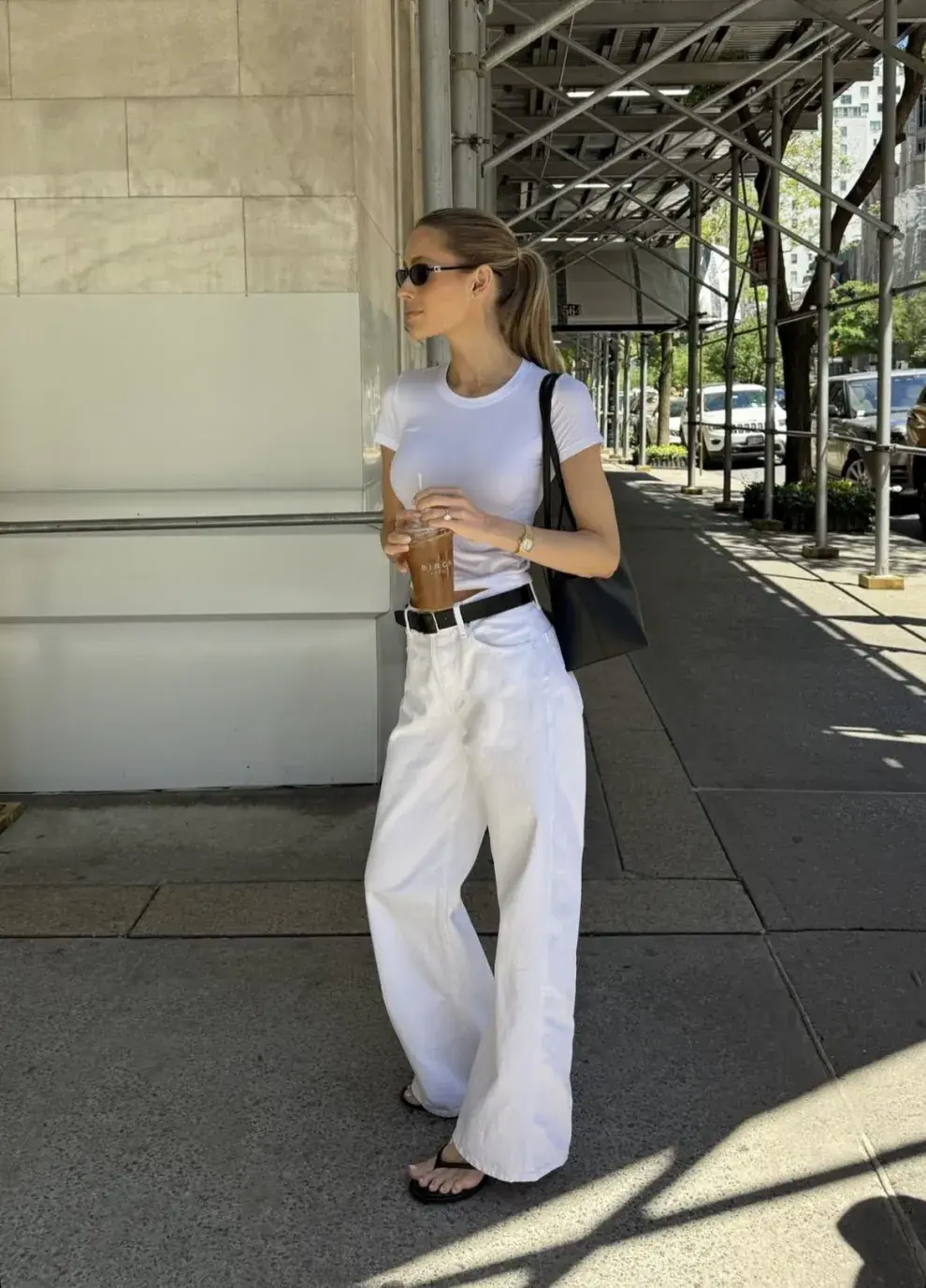 Una semana de outfits con este armario cápsula de calor: viernes.