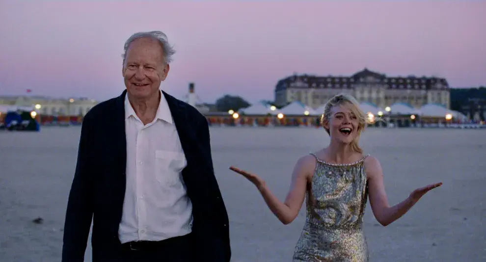 Foto de Stellan Skarsgard y Elle Fanning en Valor sentimental.